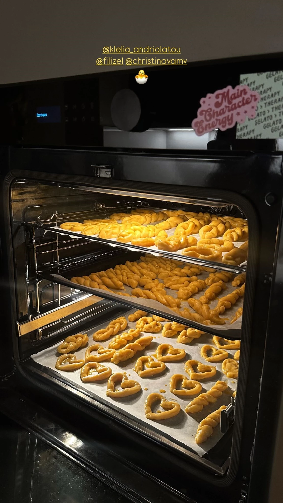 "Μοσχοβόλησε το σπίτι" | Η Κλέλια Ανδριολάτου έφτιαξε τα πιο "αγαπησιάρικα" πασχαλινά κουλουράκια