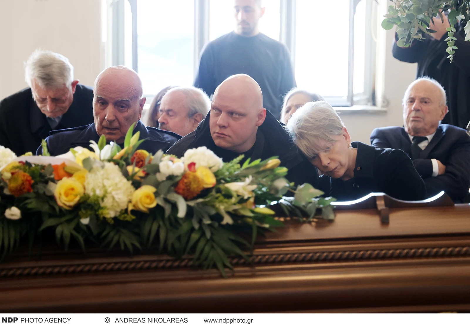 Η Ελενα Ακρίτα στην κηδεία της μητέρας της, με τον γιο της Παύλο Αρζόγλου