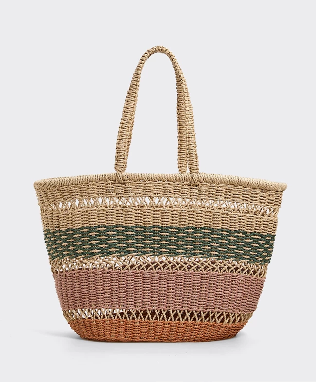 Αυτή η ψάθινη τσάντα από το Oysho χωρά όλα όσα χρειάζεσαι στην παραλία