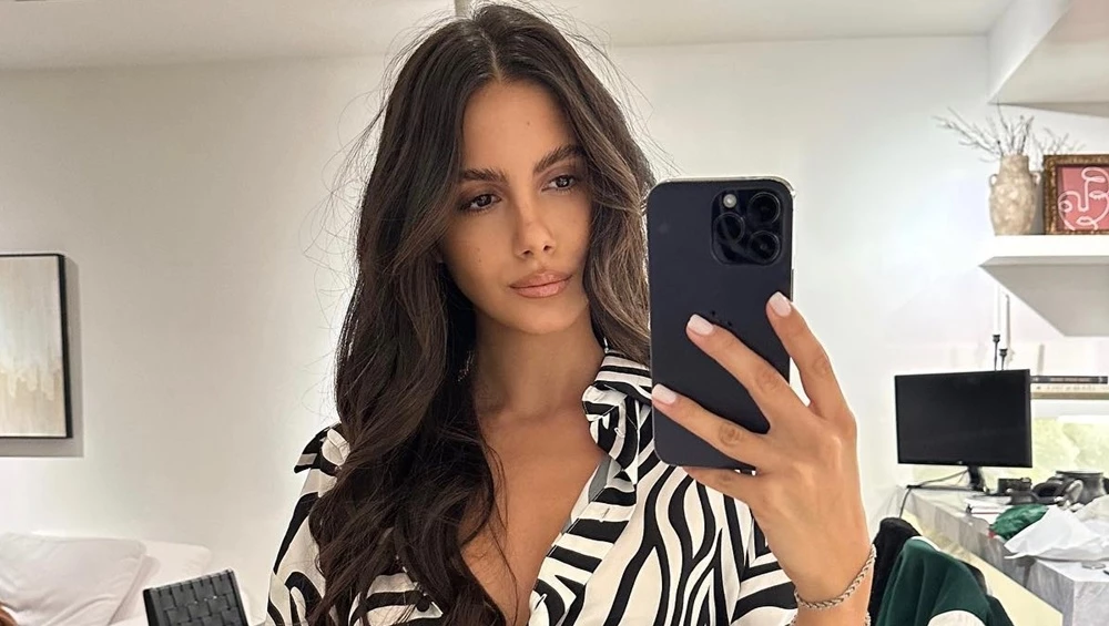 Η Αλεξάνδρα Νίκα με το πιο δημοφιλές και κολακευτικό τζιν παντελόνι της άνοιξης