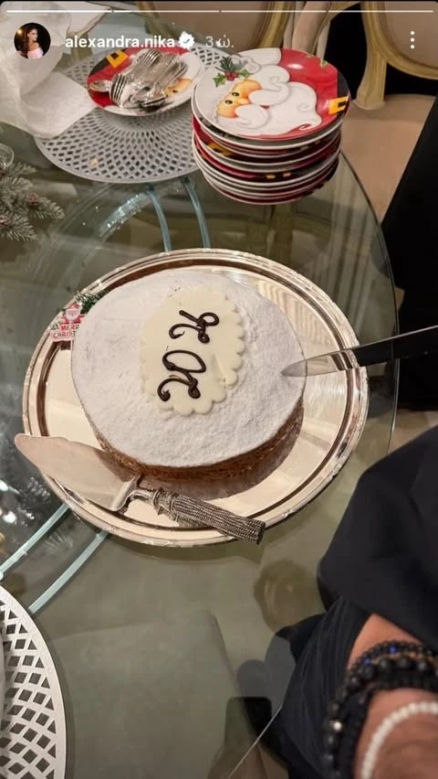 Ο Βασίλης Αργυρός έκοψε βασιλόπιτα με τους γονείς του | Η τρυφερή αγκαλιά με την Αλεξάνδρα Νίκα στο χριστουγεννιάτικο σαλόνι τους