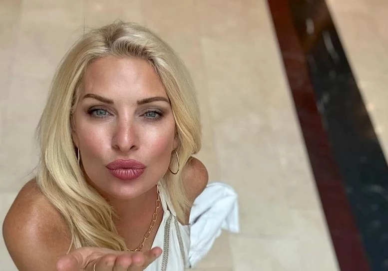 Η Ελένη Μενεγάκη ποζάρει κάτω από το παραμυθένιο δέντρο της και μετρά αντίστροφα για τα Χριστούγεννα