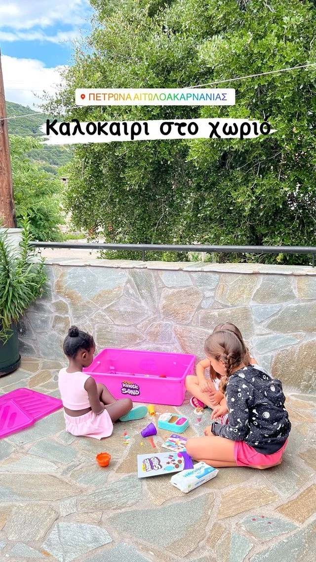 Χριστίνα Κοντοβά | Απαθανατίζει τη μικρή Ada ντυμένη στα ροζ, να παίζει με τις φίλες της - Το στιγμιότυπο που μας "έλιωσε"