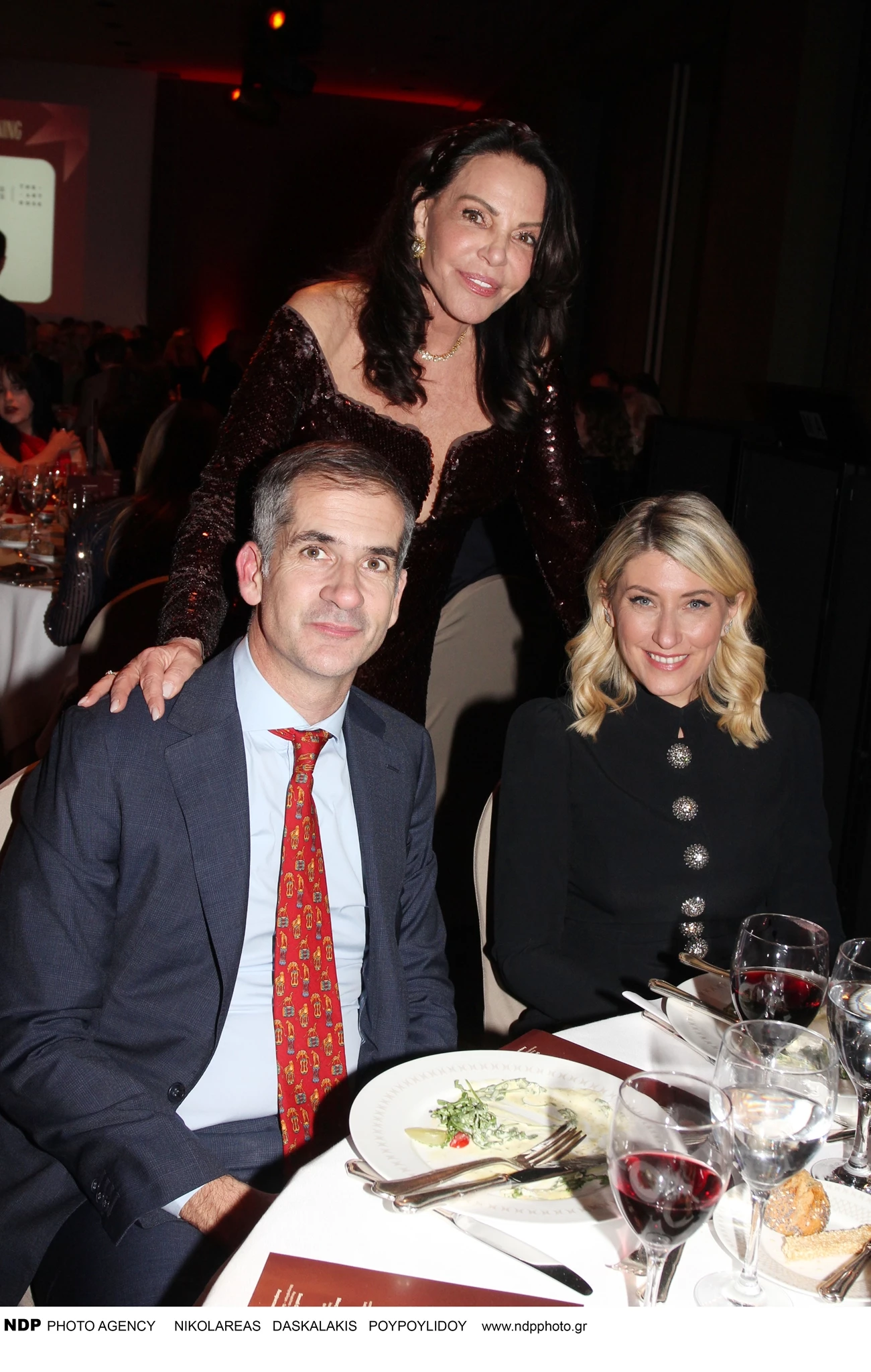 Σία Κοσιώνη και Κώστας Μπακογιάννης στο χριστουγεννιάτικο δείπνο της Καλλιπάτειρας