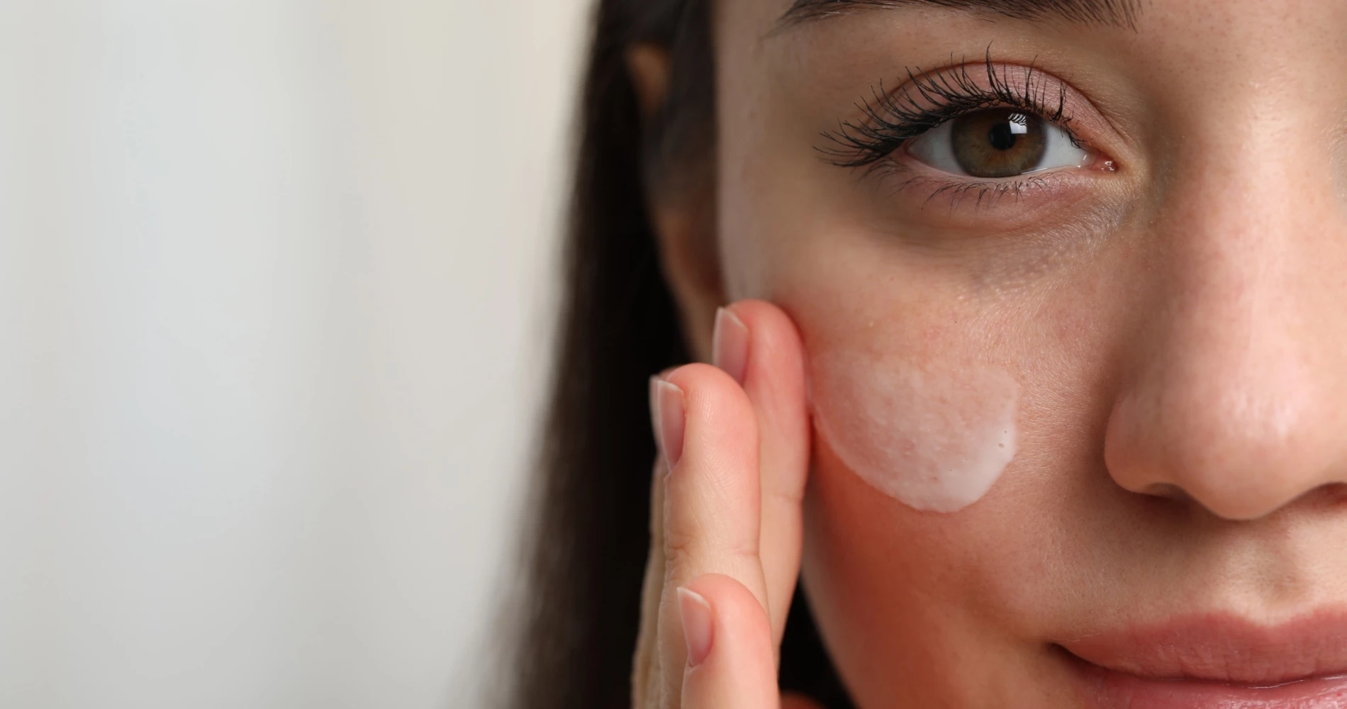 4 αποτελεσματικά tips για να περιορίσεις την ερυθρότητα στο πρόσωπό σου