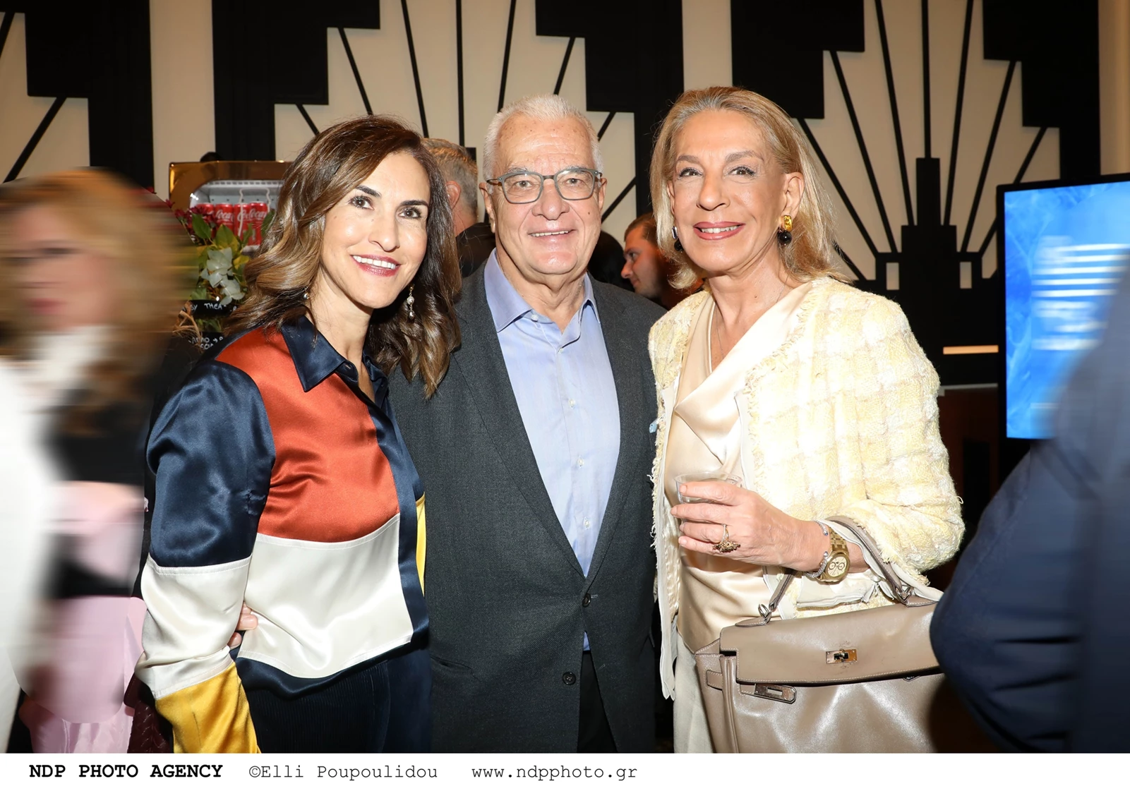 Όλγα Τρέμη | Σπάνια κοσμική εμφάνιση με chic σύνολο στο θέατρο