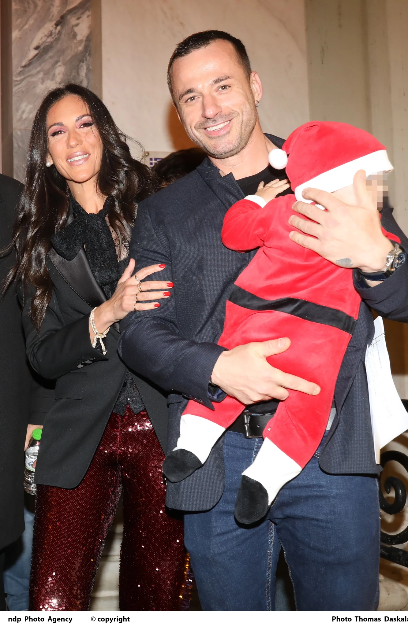 Η Ανθή Βούλγαρη με τον σύζυγο και τον γιο της  στη φωταγώγηση του δέντρου στο Δημοτικό Θέατρο Πειραιά