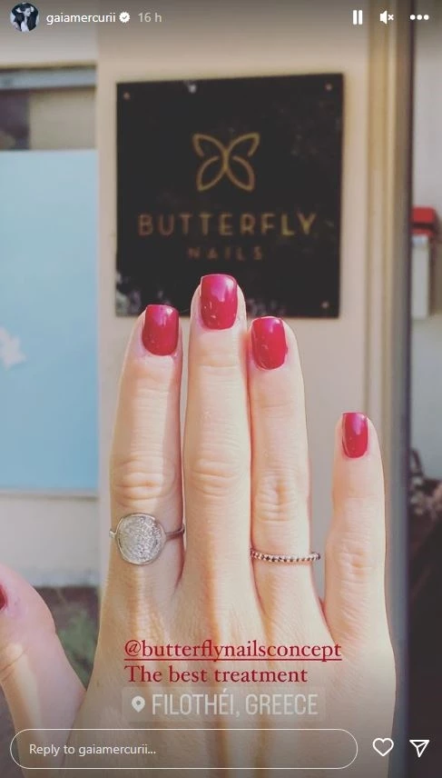 Η Γαία Μερκούρη έβαψε τα νύχια της στο χρώμα που θα "φορεθεί" όσο κανένα άλλο φέτος