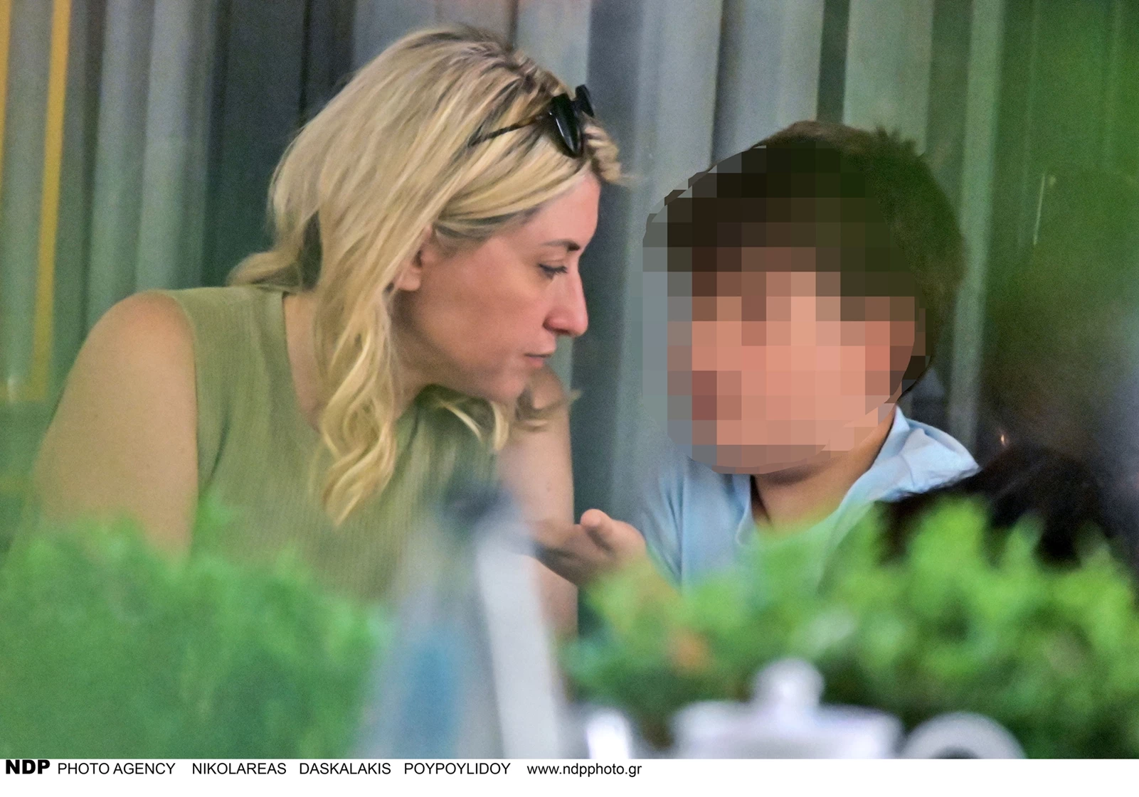 Η Σία Κοσιώνη με τον γιο της στο κέντρο της Αθήνας