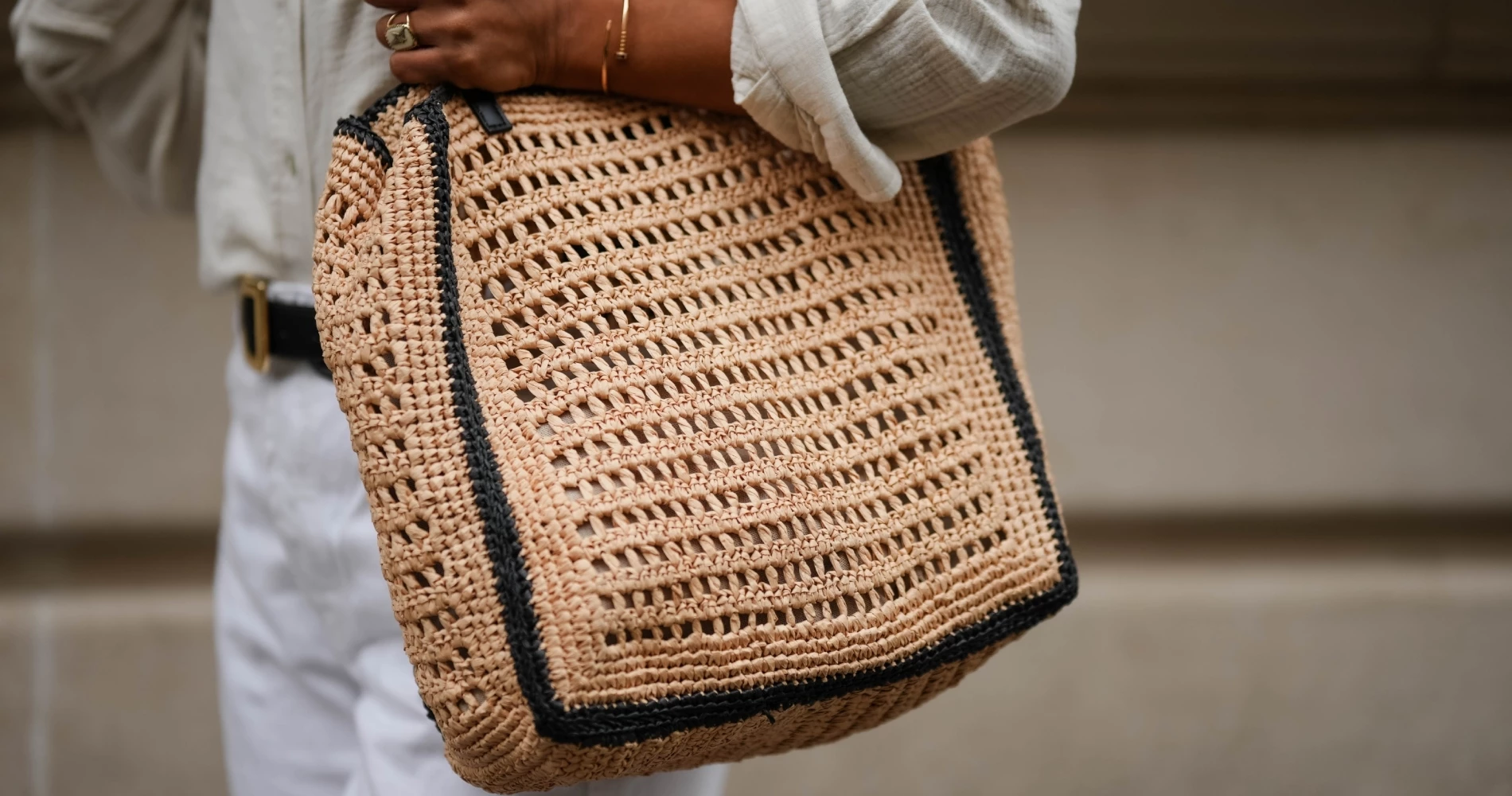 Αυτή η πλεκτή shopper τσάντα από ρατάν είναι το item που θα φέρει αέρα γαλλικής Ριβιέρας στο προσωπικό σου στιλ