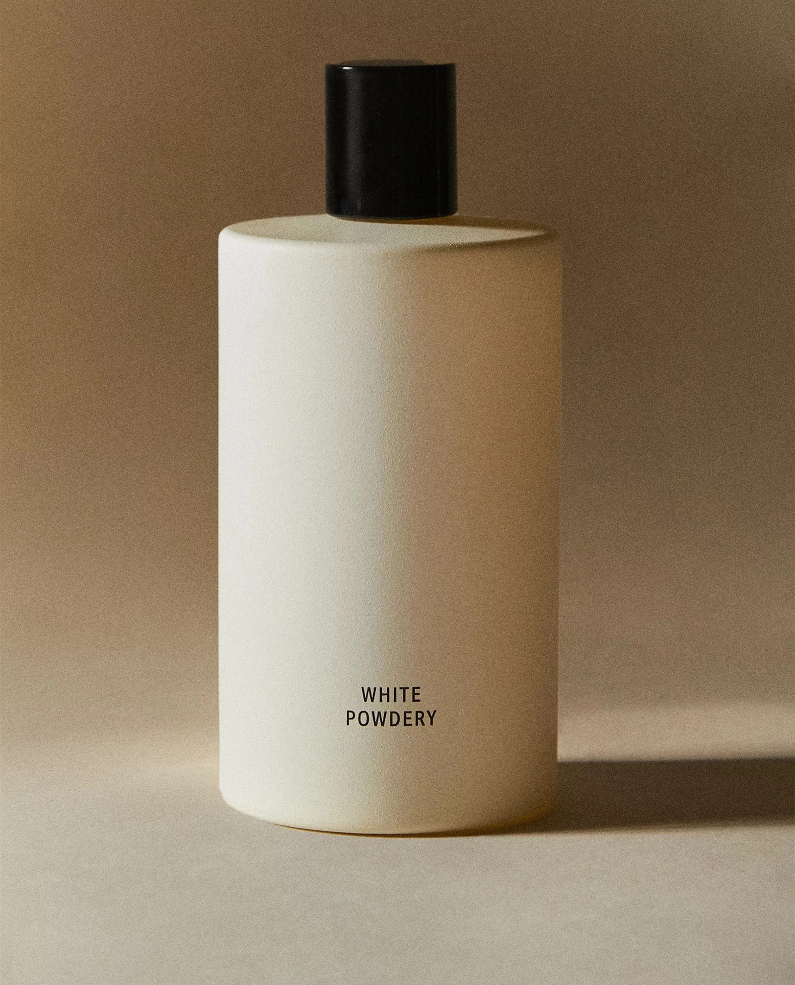 Θες να κάνεις τις κουρτίνες να μοσχοβολούν; Χρησιμοποίησε το απόλυτο αποσμητικό υφασμάτων με άρωμα πούδρας