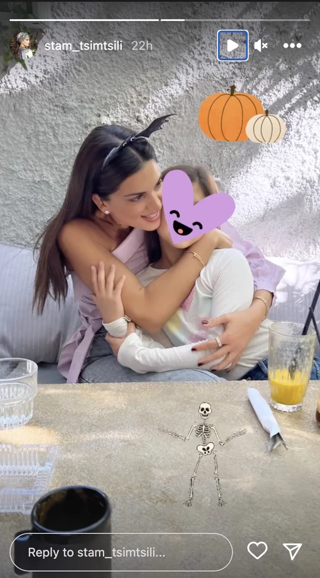 Η Σταματίνα Τσιμτσιλή γιόρτασε το Halloween με τα παιδιά της, αλλά το Instagram δεν ενθουσιάστηκε