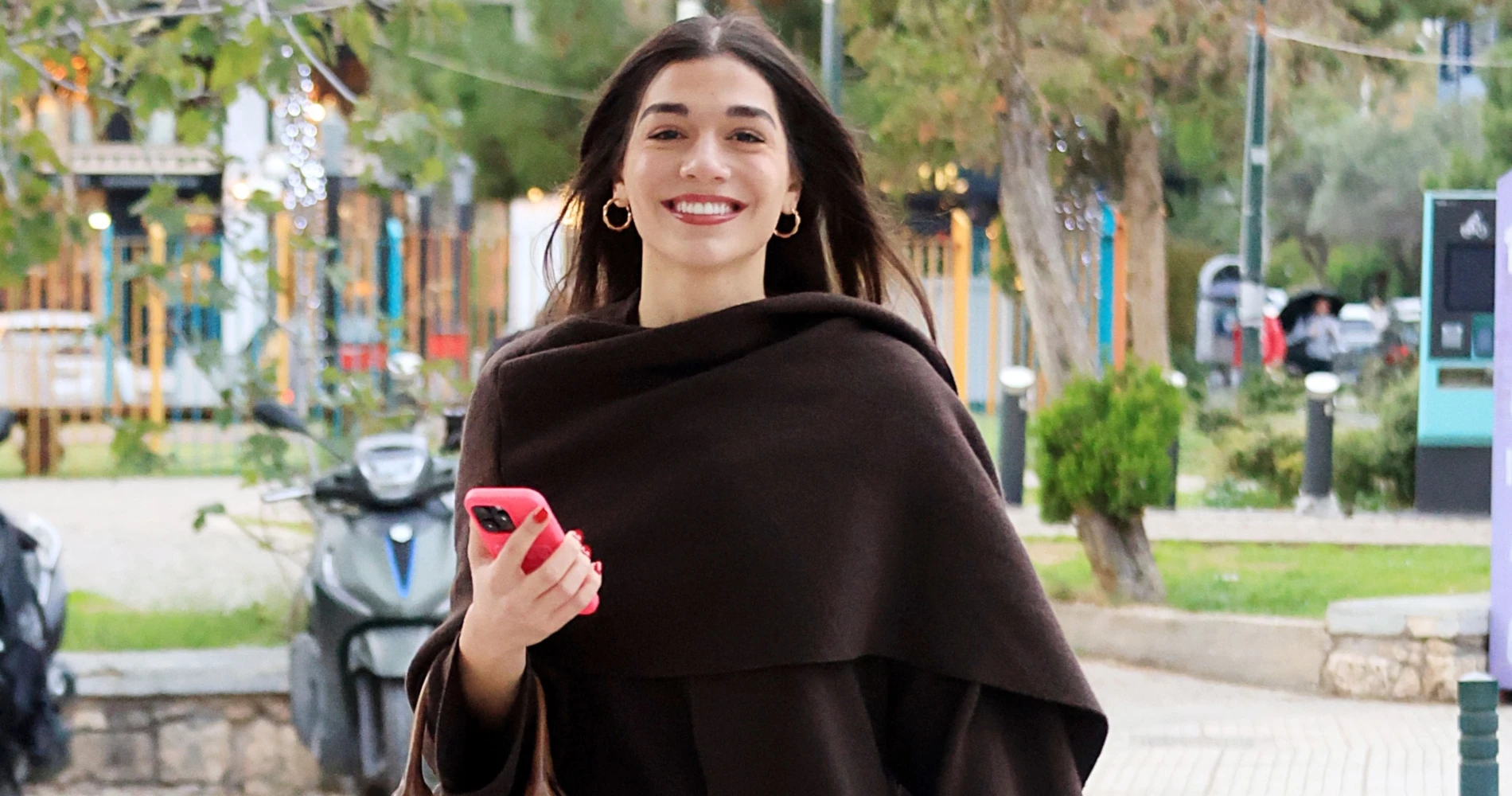 Η Μελίνα Νικολαΐδη με το παλτό στην σοφιστικέ απόχρωση που ταιριάζει με τα πάντα