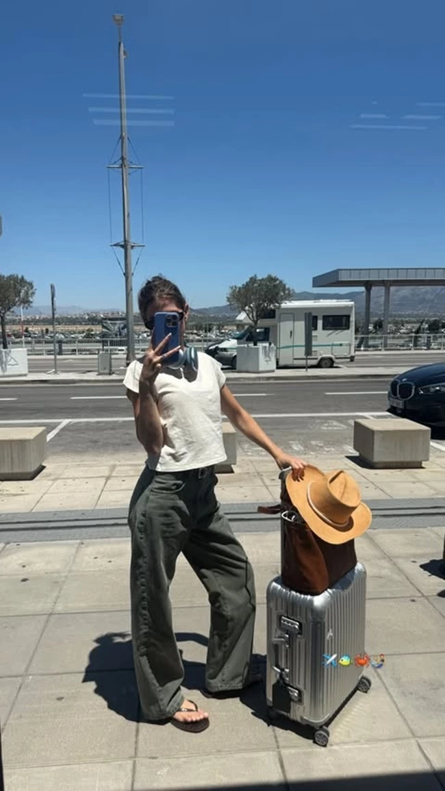 Πώς θα δημιουργήσεις το πιο κομψό και άνετο travel look; Η Αμαλία Κωστοπούλου προτείνει