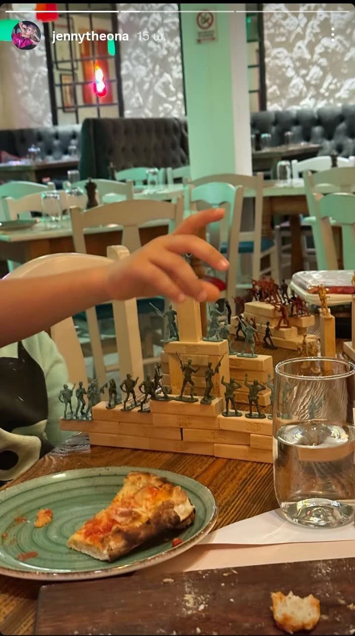 Η Τζένη Θεωνά σε οικογενειακή έξοδο με τον σύζυγο και τα παιδιά της