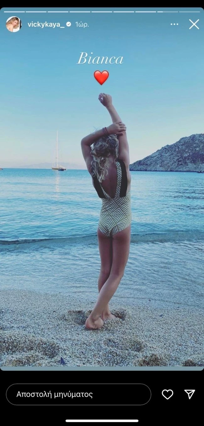 Μπιάνκα Κρασσά | Η πανύψηλη κόρη της Βίκυς Καγιά ποζάρει στην παραλία σαν σωστό μοντέλο