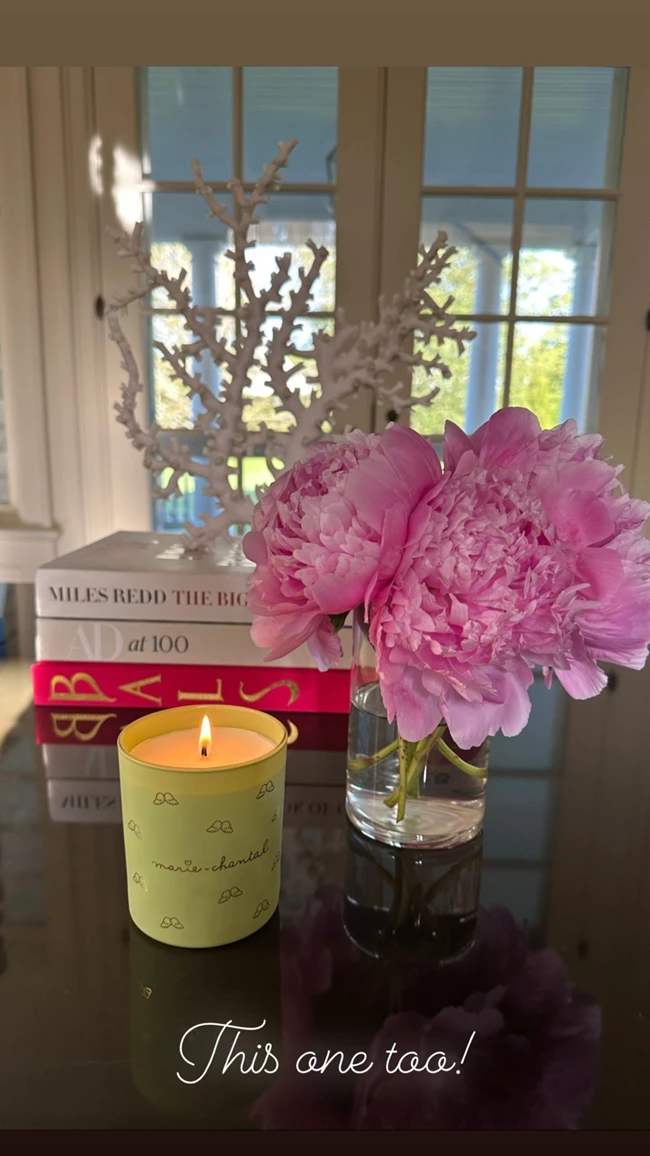 Marie Chantal | H ατμοσφαιρική διακόσμηση του σαλονιού της και τα πανέμορφα, ροζ λουλούδια που αγαπά να έχει στο τραπέζι της