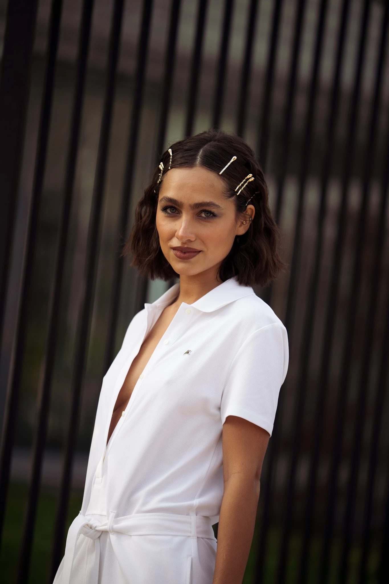 Το απόλυτο Y2K hair trend | Πώς να αναβαθμίσεις το καρέ σου με statement τσιμπιδάκια