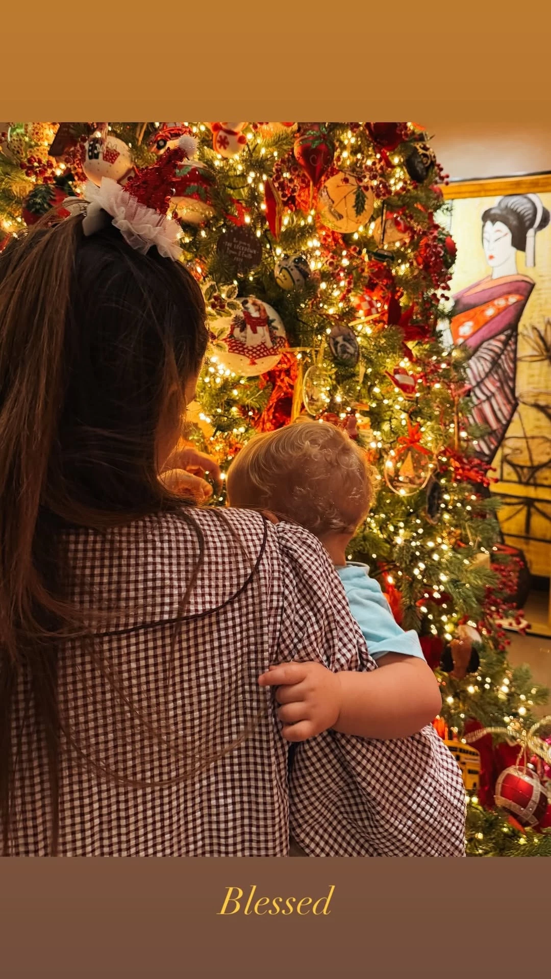 H Εριέττα Κούρκουλου Λάτση αγκαλιά με τον Λέοντα στο χριστουγεννιάτικο δέντρο τους