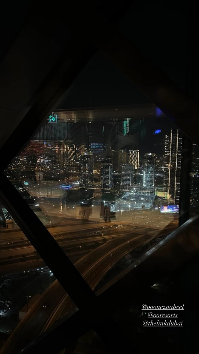 Η Βίκυ Καγιά ταξίδεψε στο Ντουμπάι | Το party look της με χρυσό φόρεμα και η εντυπωσιακή θέα από το ξενοδοχείο