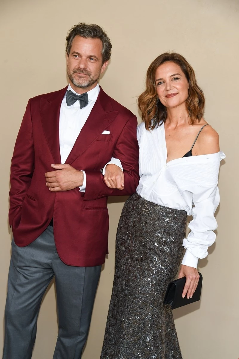 Η Katie Holmes έκοψε τα μαλλιά της και το νέο της χρώμα είναι η απόλυτη εμμονή του 2026