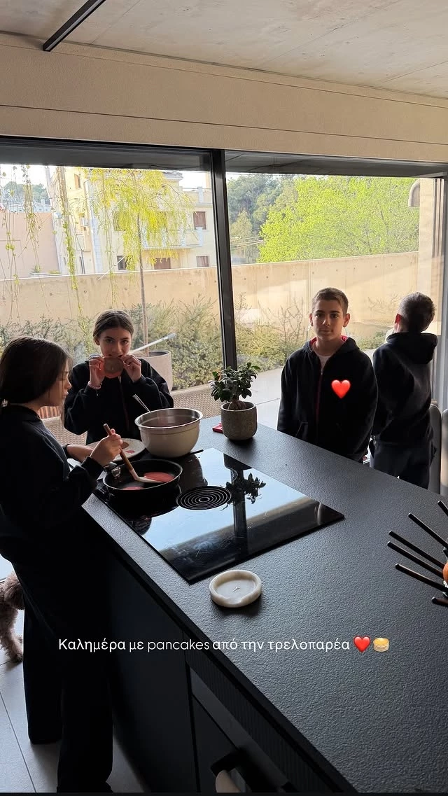 Στην τεράστια κουζίνα της Ραφαέλας Ψαρρού & του Γιώργου Καράβα | Το yummy πρωινό που ετοίμασαν τα παιδιά τους