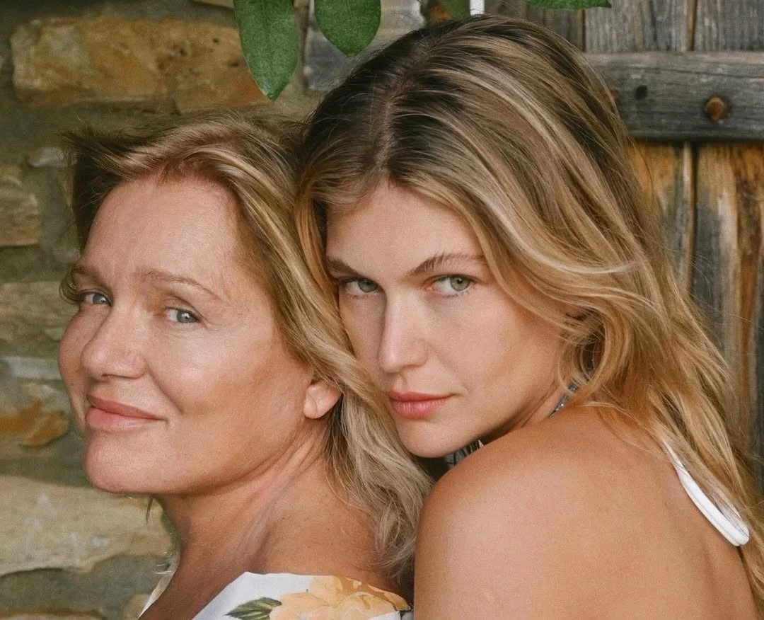 Η Κλέλια Ανδριολάτου φωτογραφίζει τη Μαρία Καβογιάννη στην Κέρκυρα