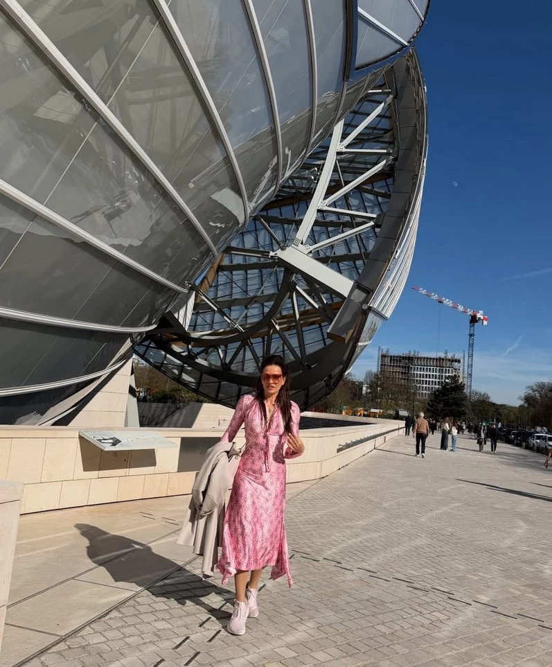 Δήμητρα Ματσούκα | Η εμφάνιση στο Παρίσι που μας έδειξε πώς να φοράμε το φόρεμα με αθλητικά