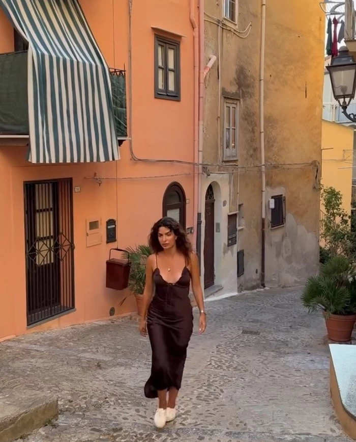 Η Τόνια Σωτηροπούλου με Pink Woman φόρεμα