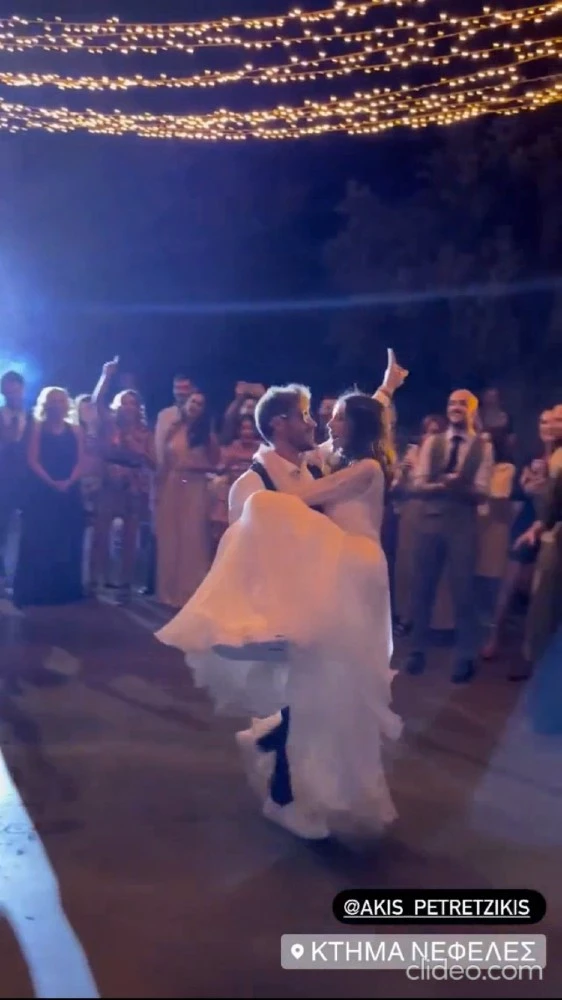 Ο ξέφρενος χορός του Άκη Πετρετζίκη και της Κωνσταντίνας Παπαμιχαήλ στον γάμο τους και το τραγούδι του γαμπρού
