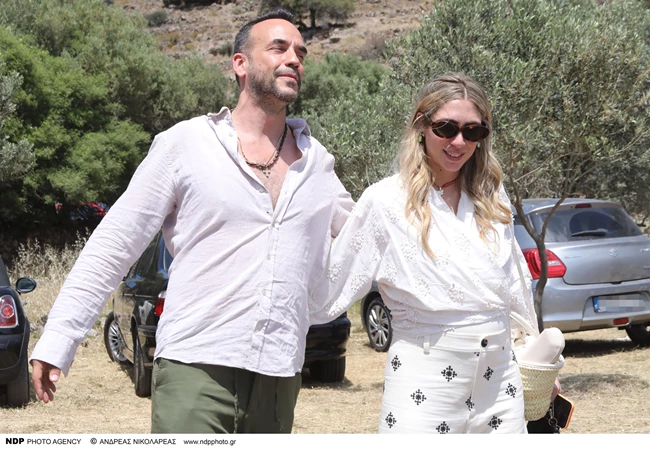 Πάνος Μουζουράκης - Μαριλού Κόζαρη | Η πρώτη εμφάνιση των νεόνυμφων μία μέρα μετά τον γάμο