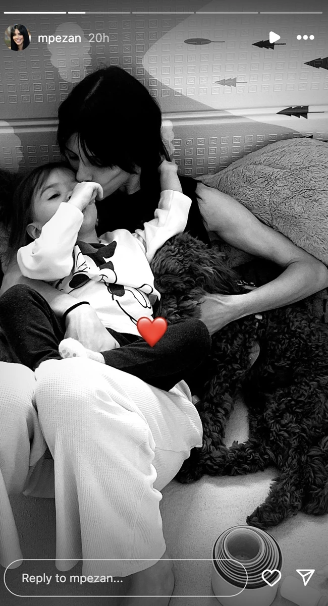 Ένα ξανθό αγγελάκι | Η τρυφερή φωτογραφία της Άννας Μπεζάν αγκαλιά με την κόρη της