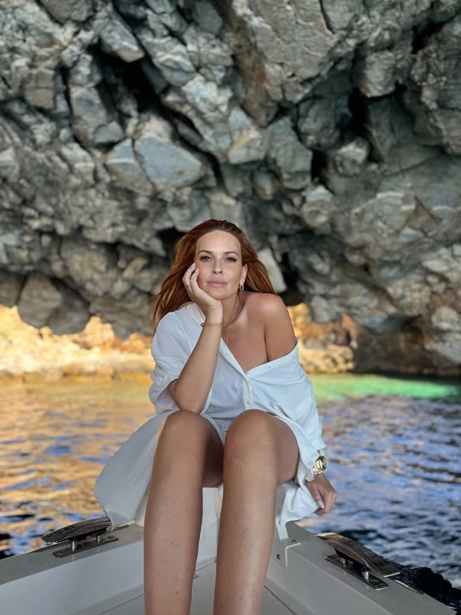 Η Σίσσυ Χρηστίδου με το πιο κομψό beach cover up