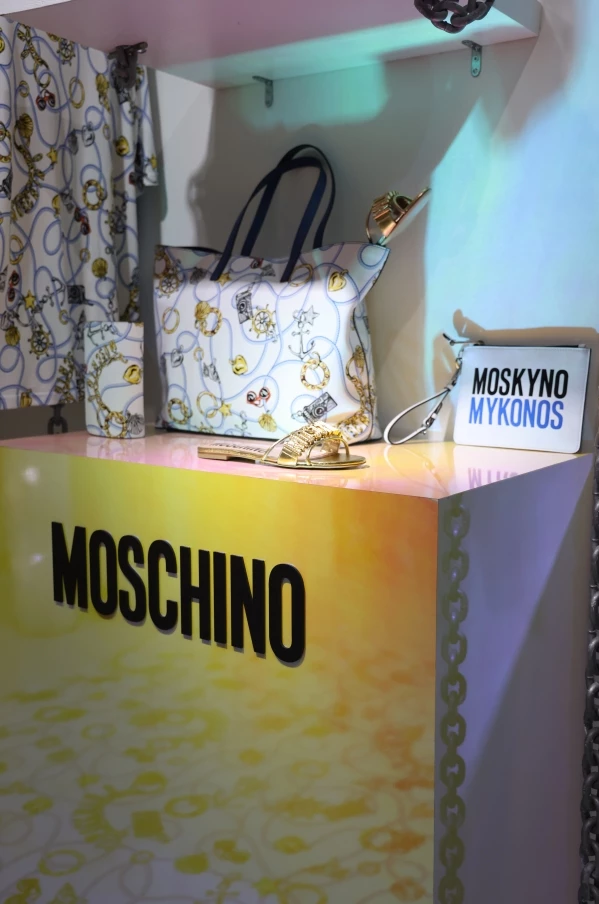 Η Moschino προσγειώνεται στη Μύκονο