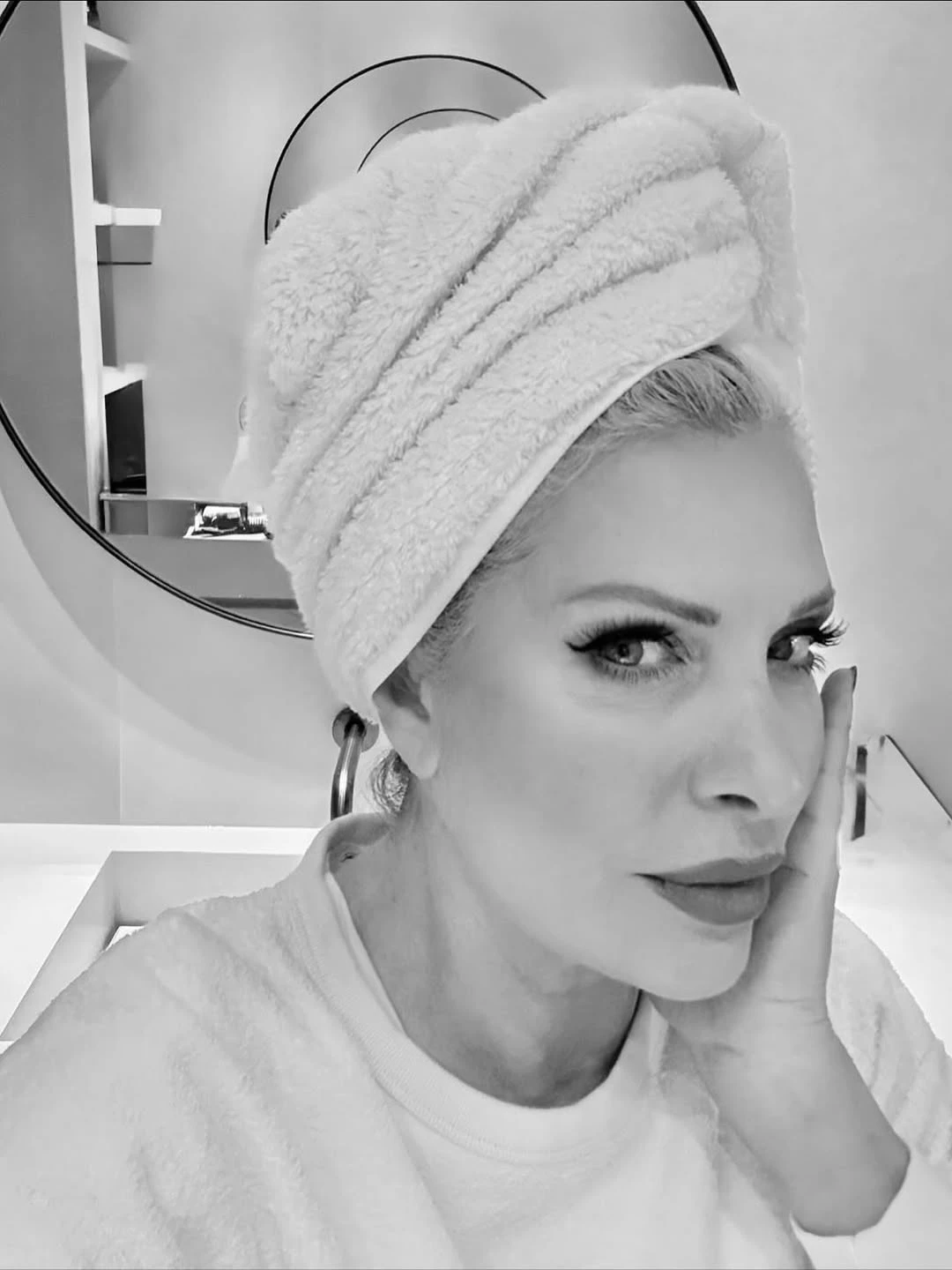 Μια ματιά στο σπίτι της Ελένης Μενεγάκη | Το τεράστιο μπάνιο με τη minimal διακόσμηση