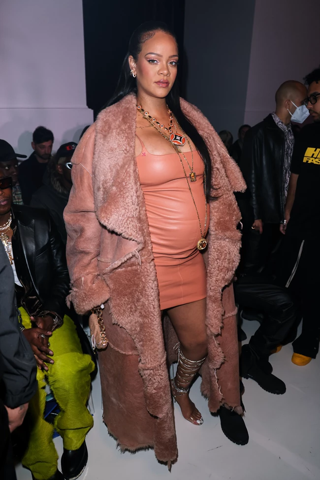 Το maternity look της Rihanna στην Εβδομάδα Μόδας του Παρισιού που θα θες να αντιγράψεις