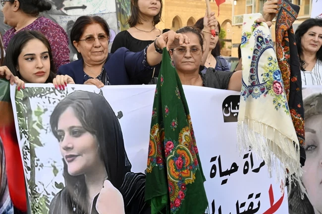 #MahsaAmini | Οι γυναίκες στο Ιράν διεκδικούν την ελευθερία... και τη ζωή τους - Μαζί τους ξεσηκώνουν όλη τη χώρα