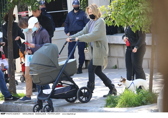 Τζένη Μπαλατσινού | Χαλαρές βόλτες με τον γιο της στο κέντρο της Αθήνας