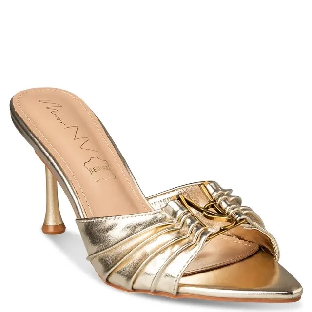 Τα χρυσά mules από την Envie Shoes που συνδυάζουν τη θηλυκότητα με την κομψότητα