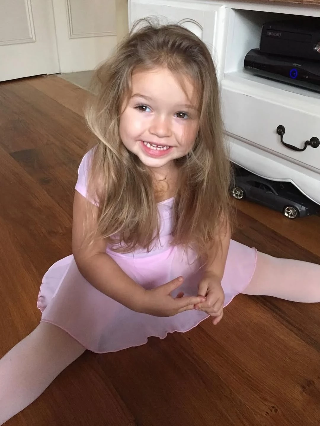 Πανέμορφη μπαλαρίνα με ξανθά μαλλάκια | Η κόρη του David και της Victoria Beckham όπως δεν την εχουμε ξαναδει