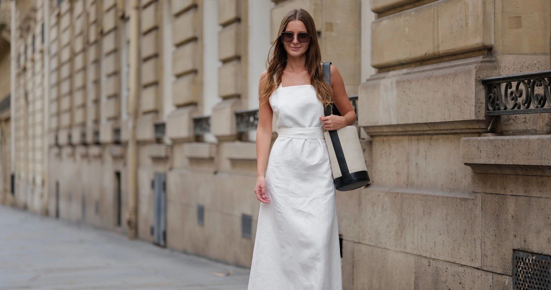 Αυτό το λινό midi φόρεμα από τα Marks & Spencer συνδυάζει τη διαχρονικότητα του ασπρόμαυρου με την άνεση για την καθημερινότητα