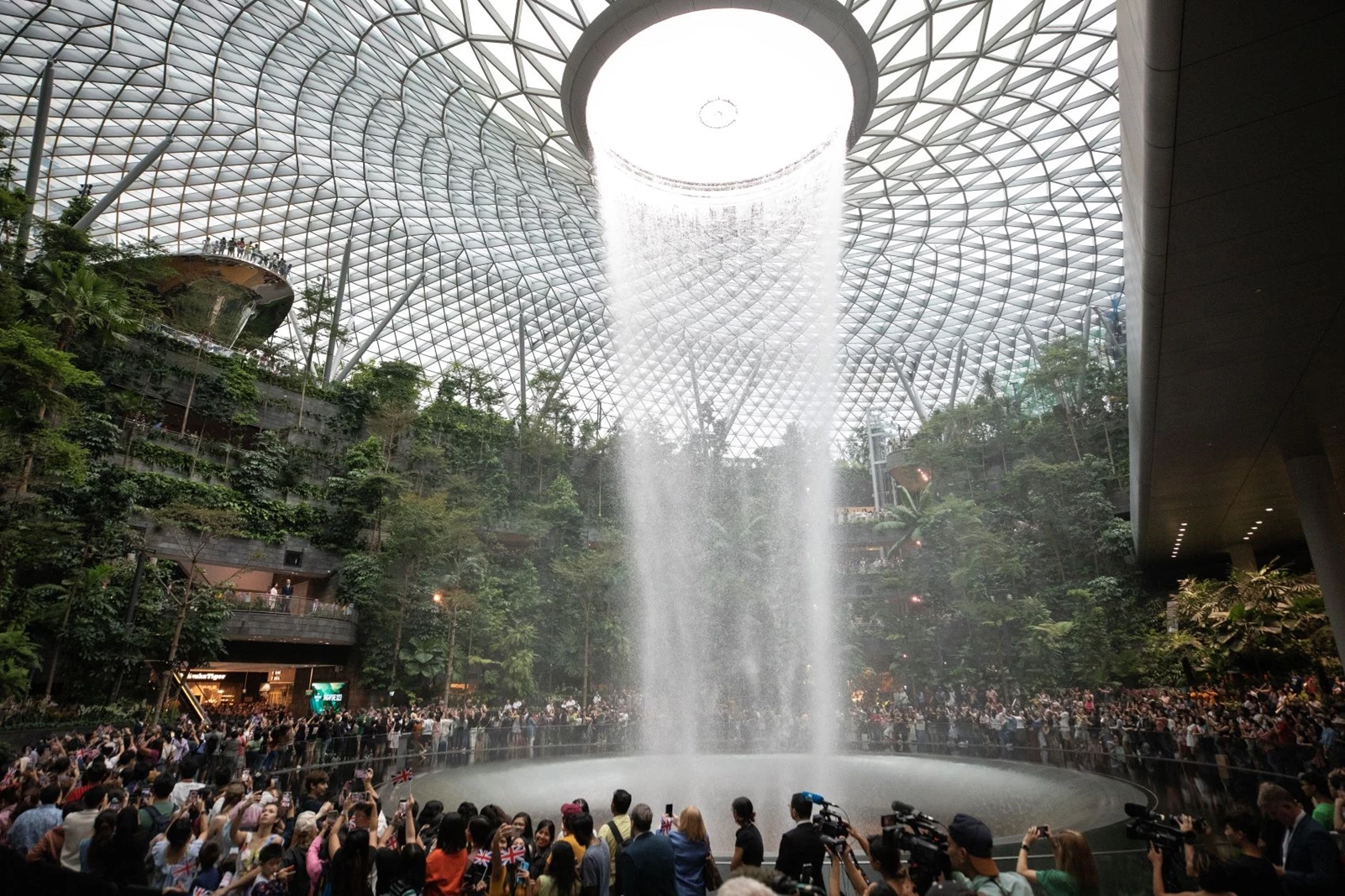 Το εμβληματικό αεροδρόμιο Changi στη Σιγκαπούρη είναι το κορυφαίο παγκοσμίως για το 2025