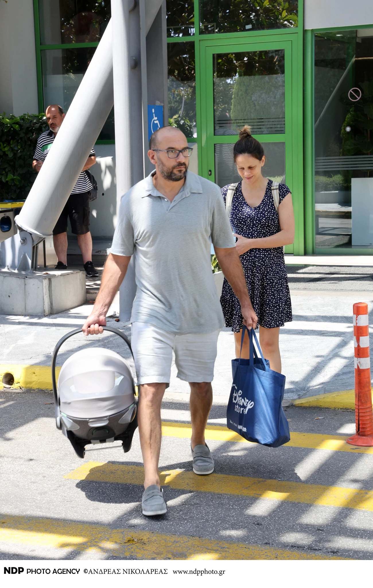 Εξιτήριο από το μαιευτήριο για την Έφη Αχτσιόγλου | Με καλοκαιρινό mini φόρεμα με τον Δημήτρη Τζανακόπουλο και το μωρό