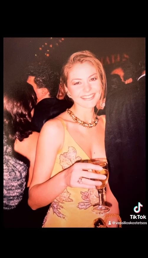 Η Τζένη Μπαλατσινού στα 90s | Σε θρυλικό πάρτι του Βασίλειου Κωστέτσου για την ονομαστική του γιορτή