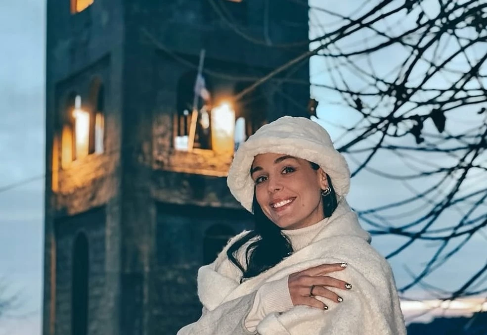 Στα λευκά η Ιωάννα Τριανταφυλλίδου | Με cozy look στη χειμερινή της απόδραση