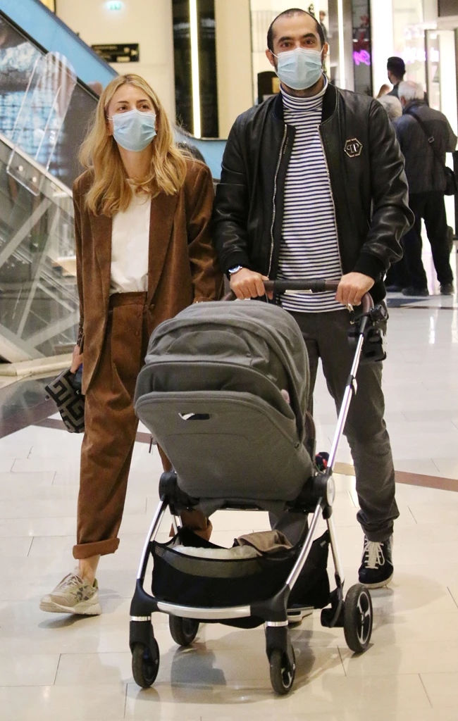 H Μαρία Ηλιάκη και ο Στέλιος Μανουσάκης βγήκαν βόλτα με την έξι μηνών κορούλα τους