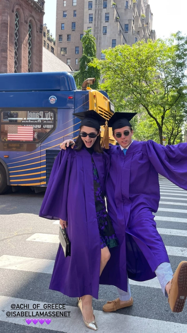 Ο Αχιλλέας Γλύξμπουργκ αποφοίτησε από το Πανεπιστήμιο της Νέας Υόρκης | Οι υπέροχες οικογενειακές φωτογραφίες και οι ευχές του πατέρα του, Παύλου