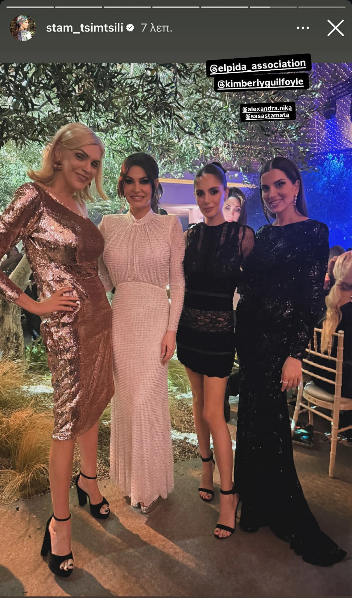 Αλεξάνδρα Νίκα | Το βραδινό look με mini μαύρο φόρεμα με δαντέλα σε χριστουγεννιάτικο δείπνο