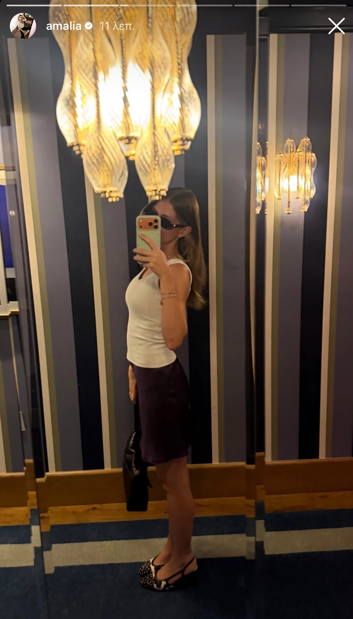 Αμαλία Κωστοπούλου | Το κομψό φθινοπωρινό look με τη φούστα που επιστρέφει δυναμικά στη μόδα