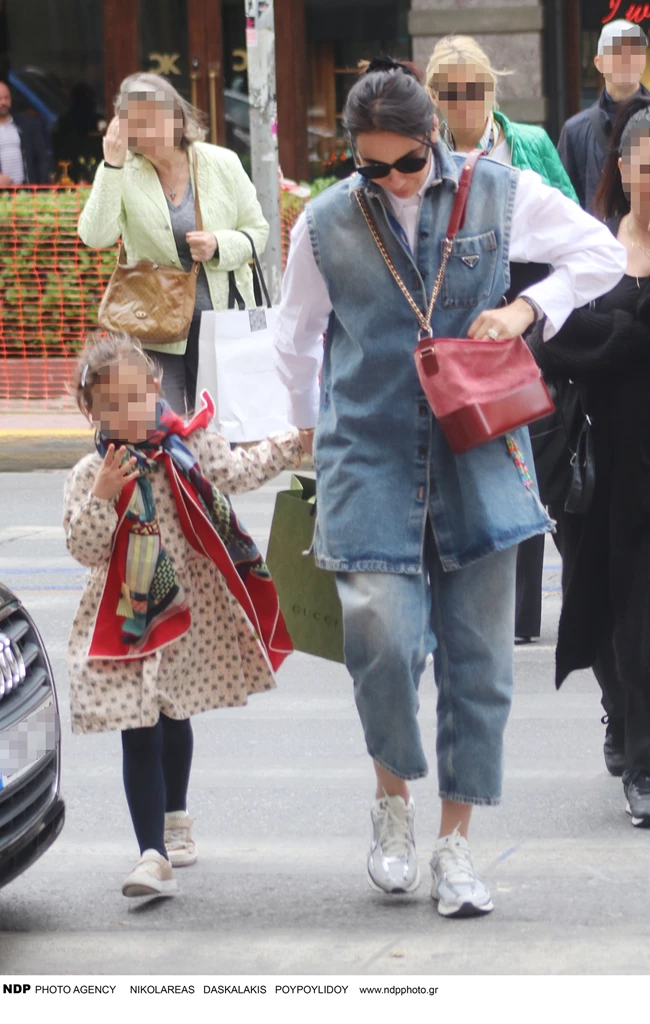 Η Ολυμπία Χοψονίδου σε μία σπάνια δημόσια εμφάνιση με τη fashionable, 4χρονη κόρη της, Αλεξάνδρα Σπανούλη